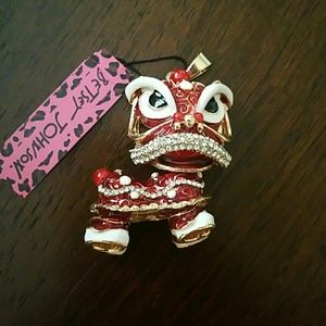 Betsey johnson lion pendant