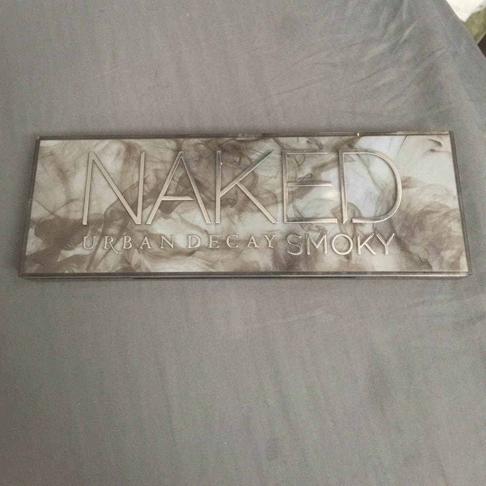 MUST SELL Urban Decay Smoked Palette