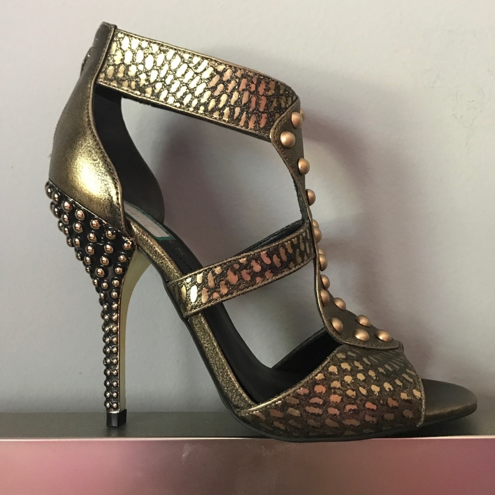 Authentic Guess heels! NWOT