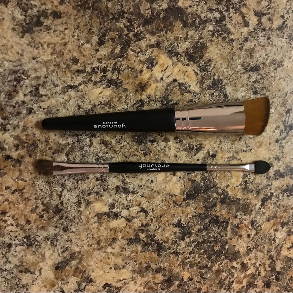 2 Younique brushes