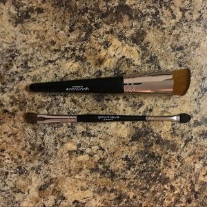 2 Younique brushes
