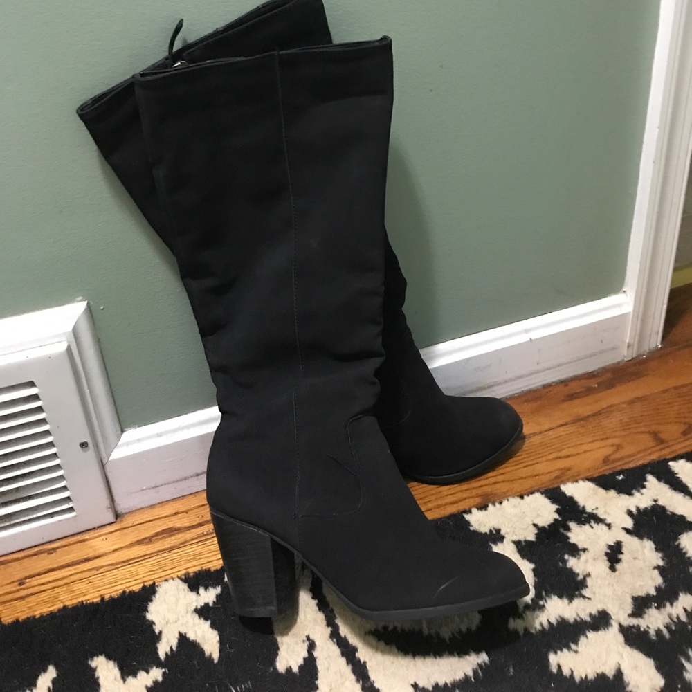 Black heeled boots