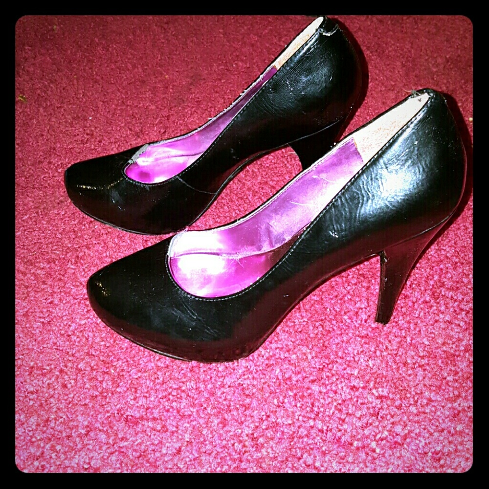 Black heels with pink inlay