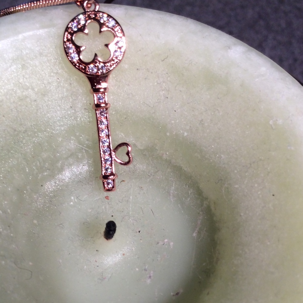 💜 18K Rose Gold Key Necklace NEW 💜 - Picture 3 of 4