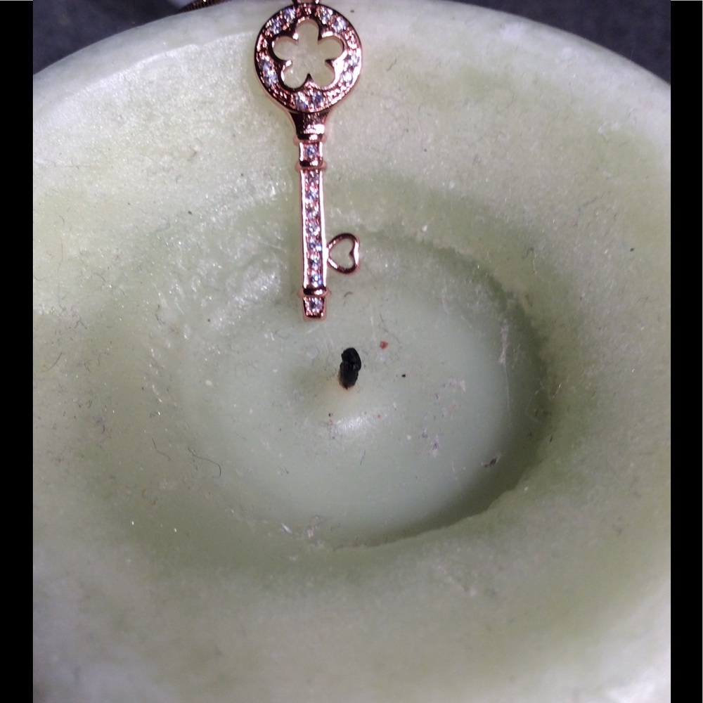 💜 18K Rose Gold Key Necklace NEW 💜 - Picture 4 of 4