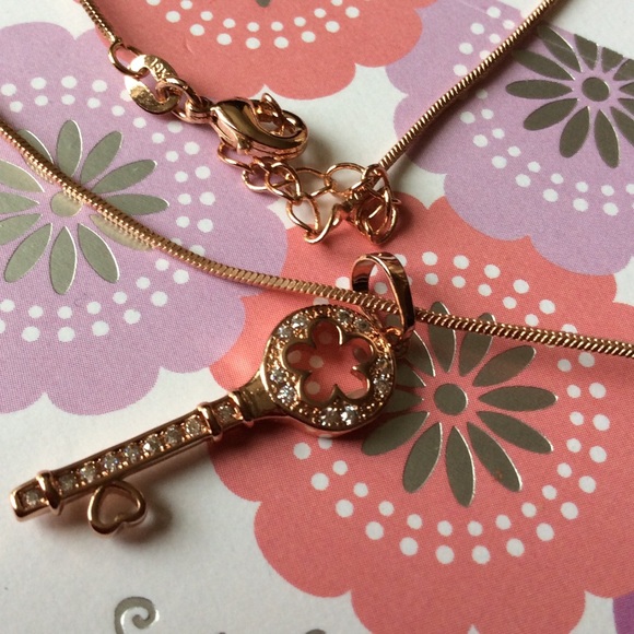 💜 18K Rose Gold Key Necklace NEW 💜 - Picture 2 of 4