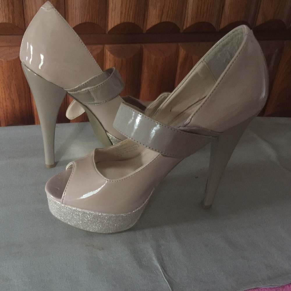Beautiful Steve Madden special occasion shoe 👠