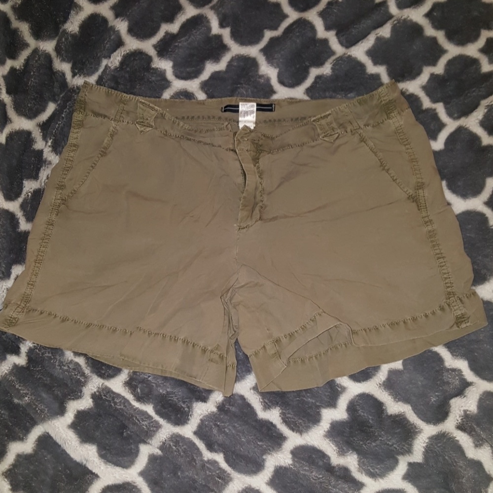 黎Gap Khaki Shorts