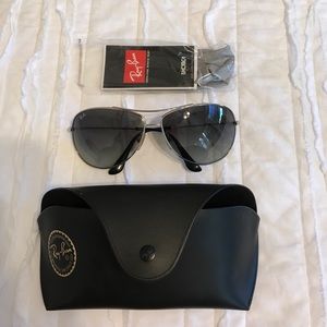 Black and silver Rayban aviators! Perfect