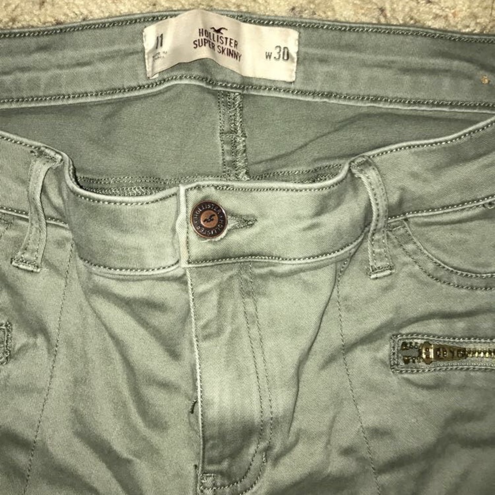 Cute army green Hollister jeans💫