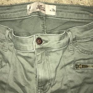 Cute army green Hollister jeans💫