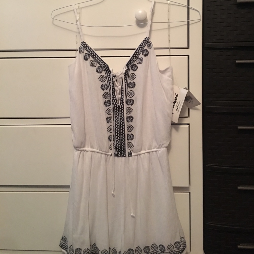 WHITE LACE UP ROMPER WITH BLUE DETAILING