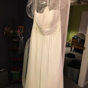 Brand new Davids Bridal Wedding Dress with tags.