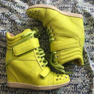 High top Fashion sneaker