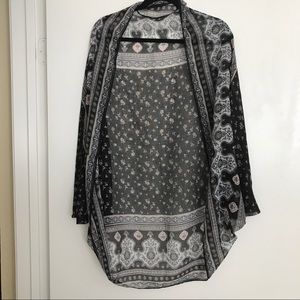 One Size 🌸 Black and Pattern Sheer Kimono 🌸
