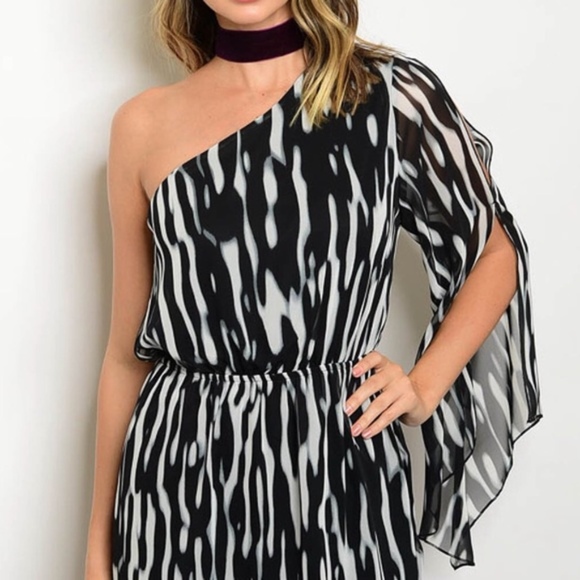 Sold Black White Pattern One Flutter Sleeve Dress - Picture 2 of 3