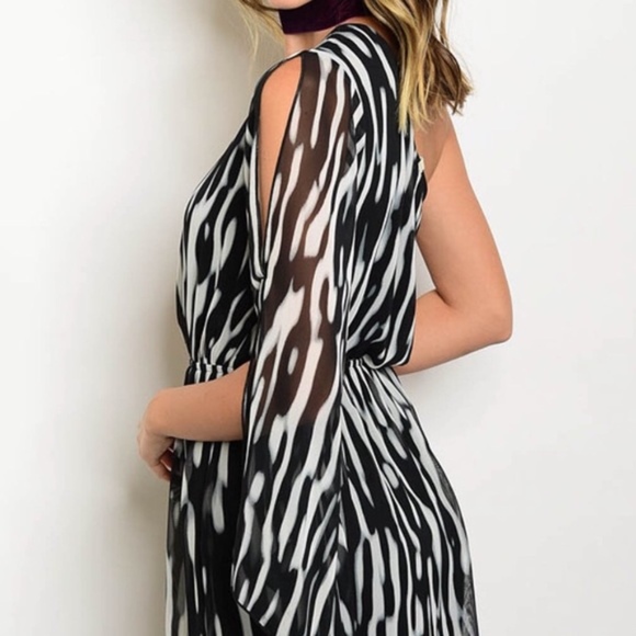 Sold Black White Pattern One Flutter Sleeve Dress - Picture 3 of 3