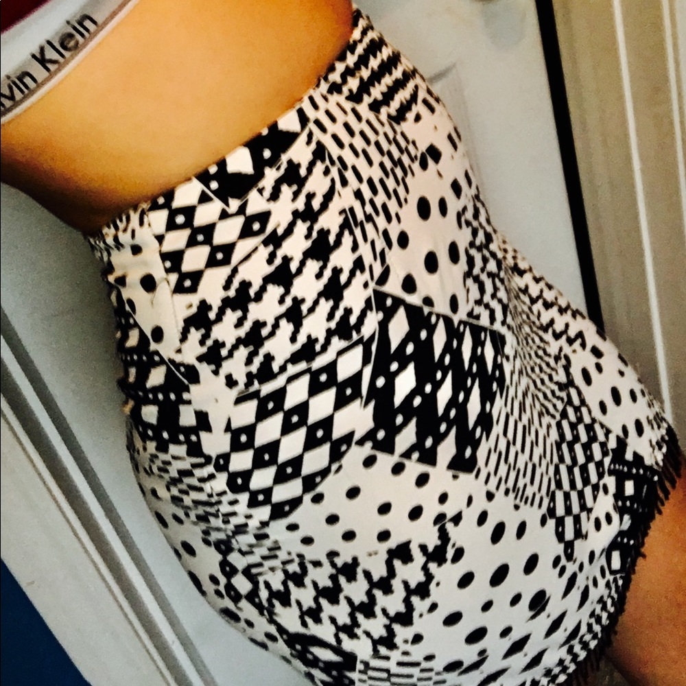 Vintage geometric white and black skirt