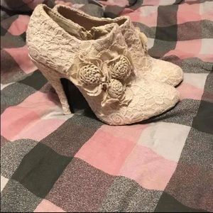Ivory lace heels Size 6
