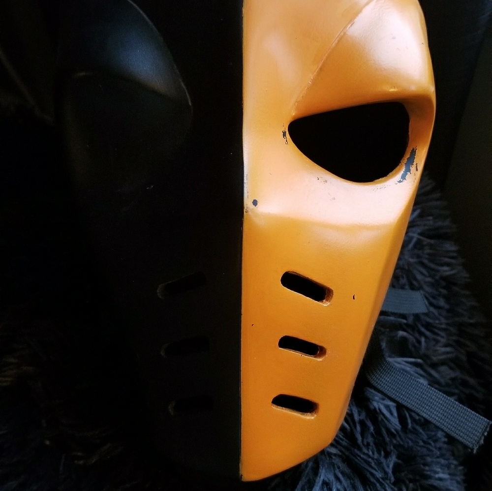 DC &CW Deathstroke helmet