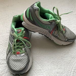 SAUCONY will women's RUNNIG SHOES. Size 7.5