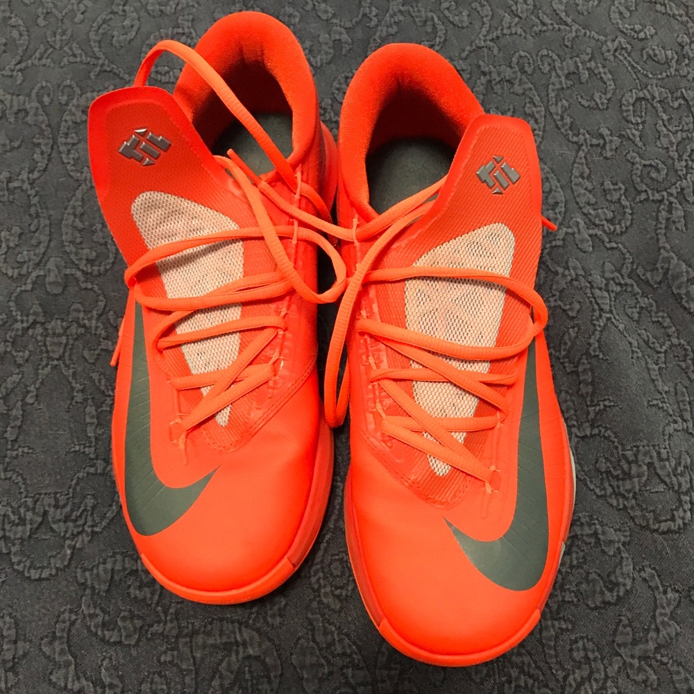 NWOT Basketball Shoe