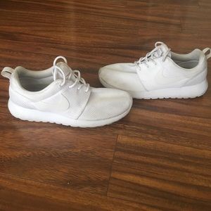 white nike roshes