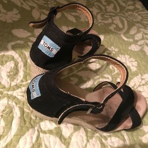 TOMS Black Strap Wedge