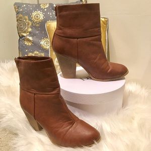 Tan brown Women's boots. Size 9-1/2.