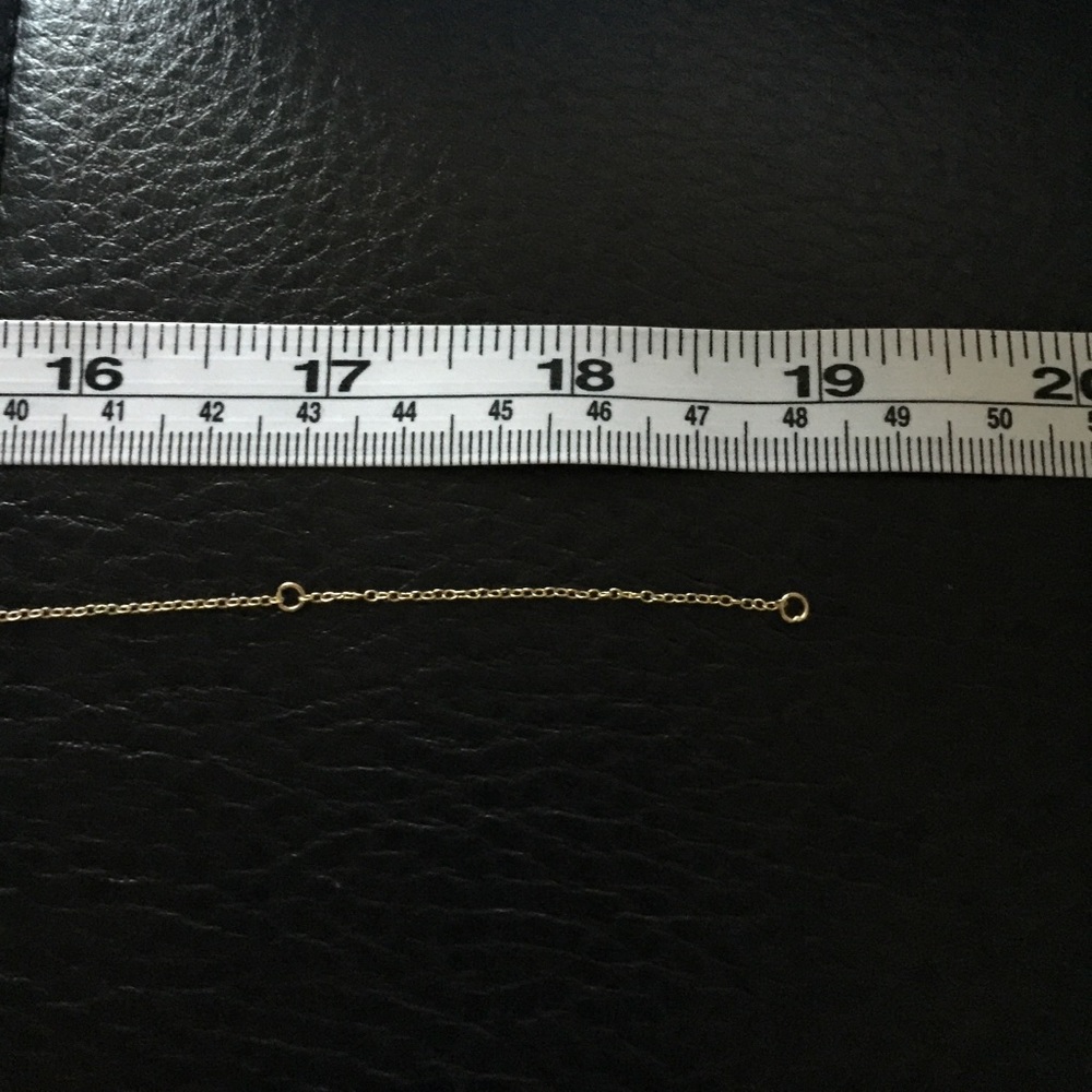 Dainty simplistic triangle necklace - Picture 2 of 2