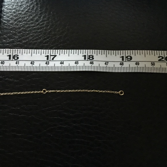 Dainty simplistic triangle necklace - Picture 2 of 2