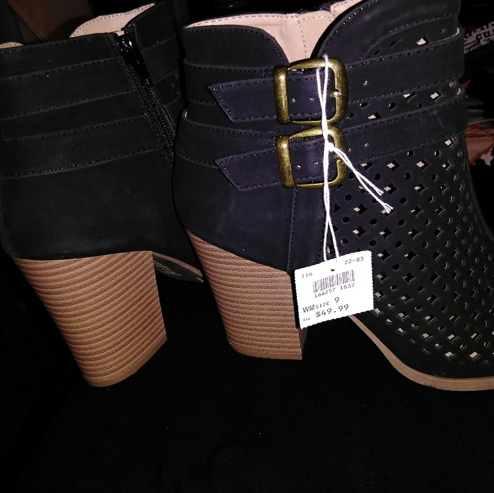 Cute NEVER WORN BOOTS! (INCLUDING*CLEANER)