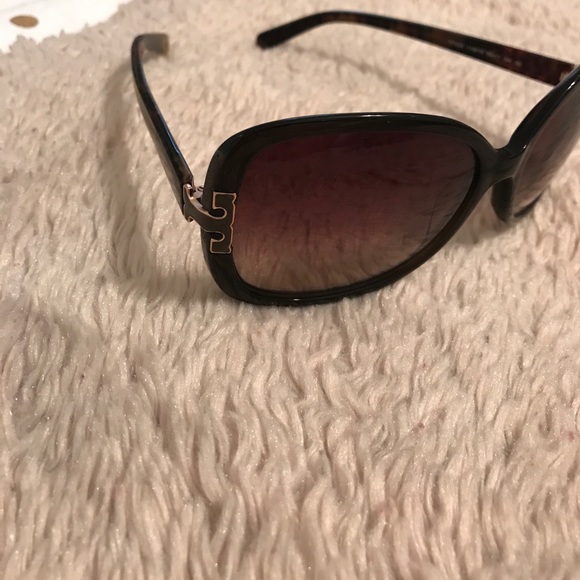 Tory burch sunglasses with case - Picture 2 of 8