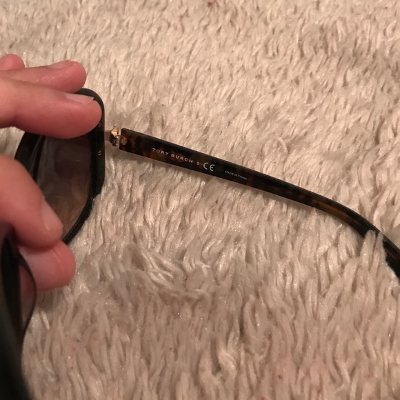 Tory burch sunglasses with case - Picture 4 of 8