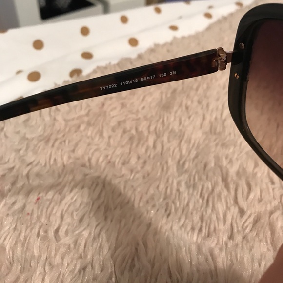 Tory burch sunglasses with case - Picture 5 of 8