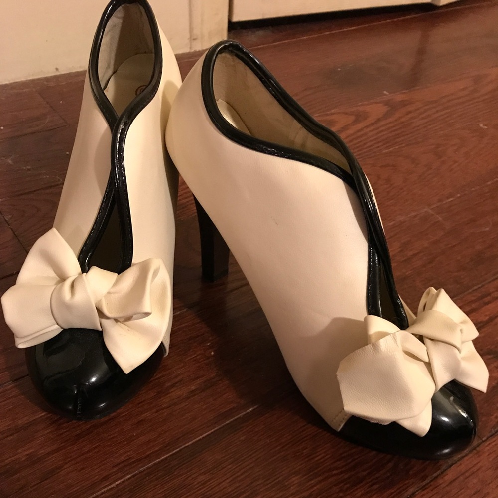 Black/Cream CUTEST Heels!!!