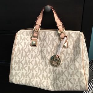NEW WITHOUT TAGS  Michael Kors Grayson satchel