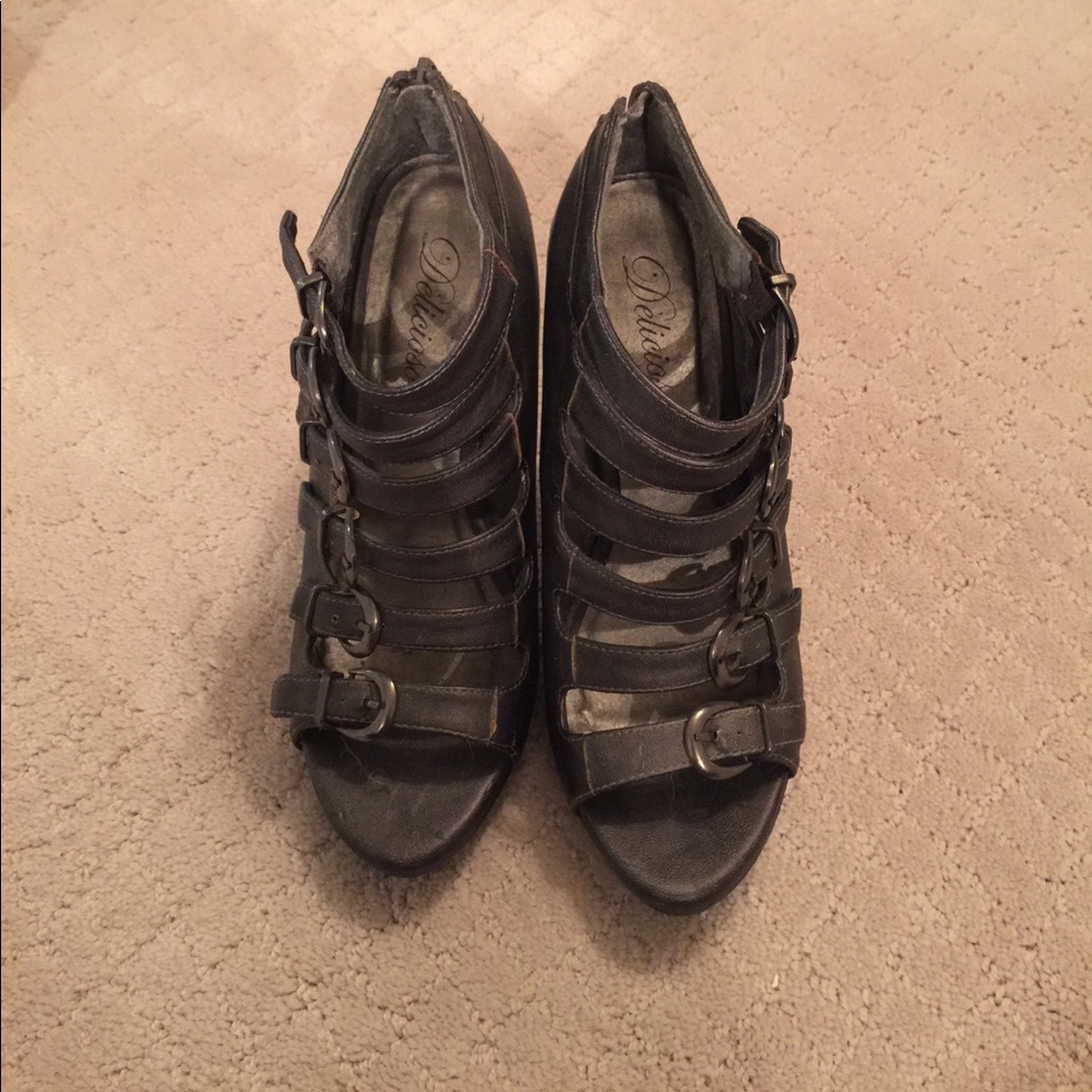 Delicioso dark gray heel size 7