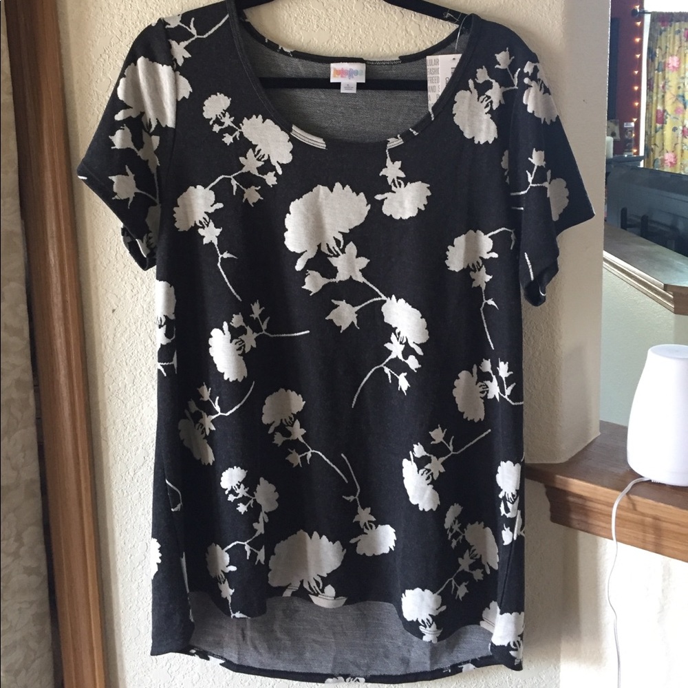 NWT BLACK AND WHITE LARGE CLASSIC TEE LULAROE