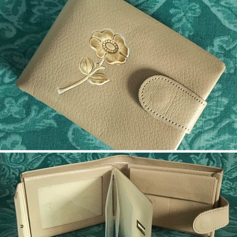 🚫SOLD🚫 Vtg 60s cowhide wallet w/embossed flower