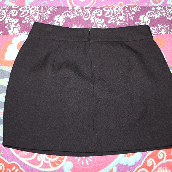 Black Zara Skirt Perfect Condition- with pockets! - Picture 2 of 2
