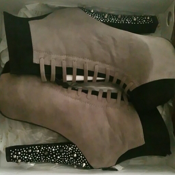 Spiked boot - Picture 2 of 4
