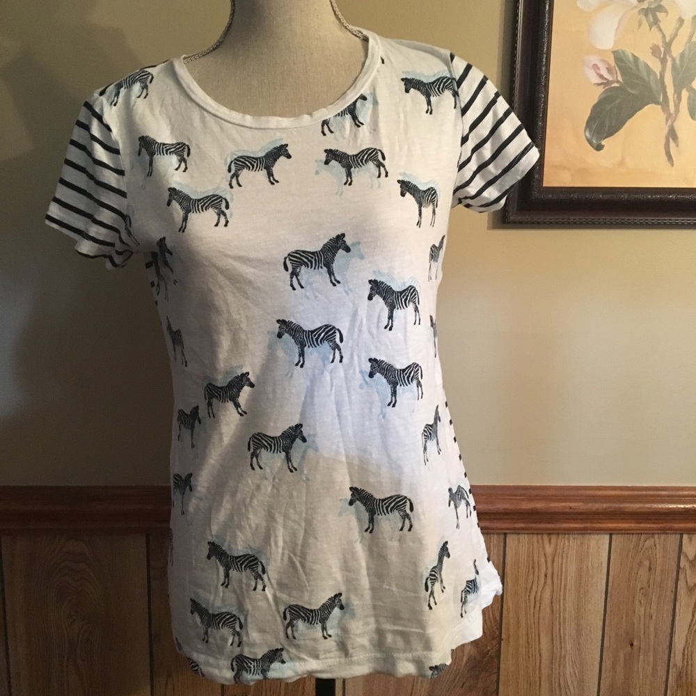 ❤️SOLD🖤Crown & Ivy T Shirt Size Small Zebra