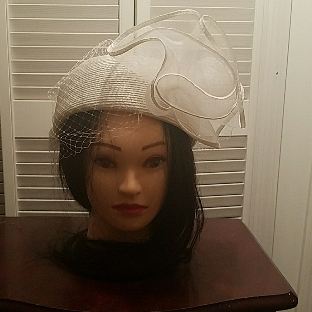 Exquisite White Hat with Lace trim