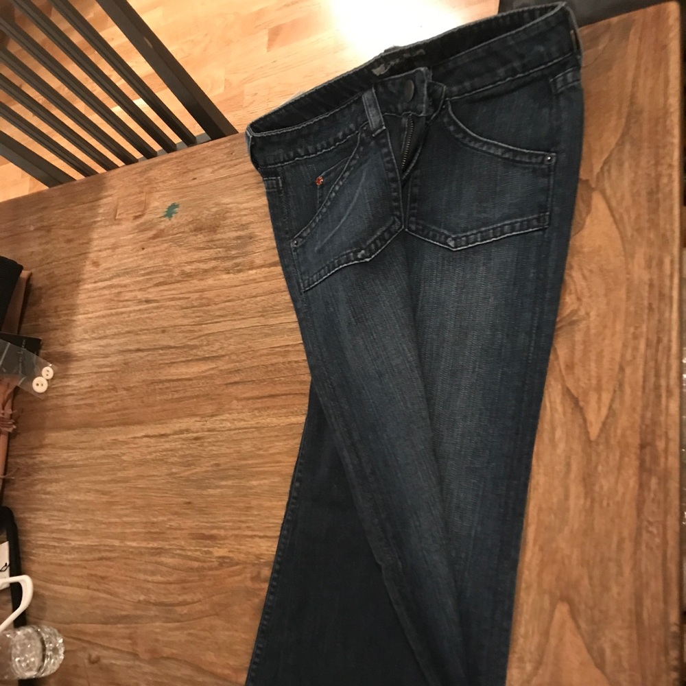 wide leg jeans very flattering to pop butts 👌