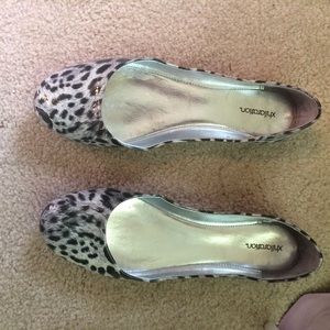 Black & white leopard flats