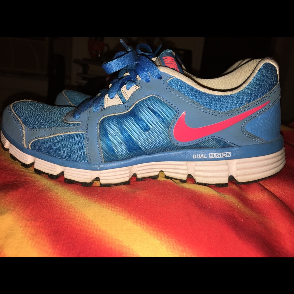 Nike dual fusion sneakers