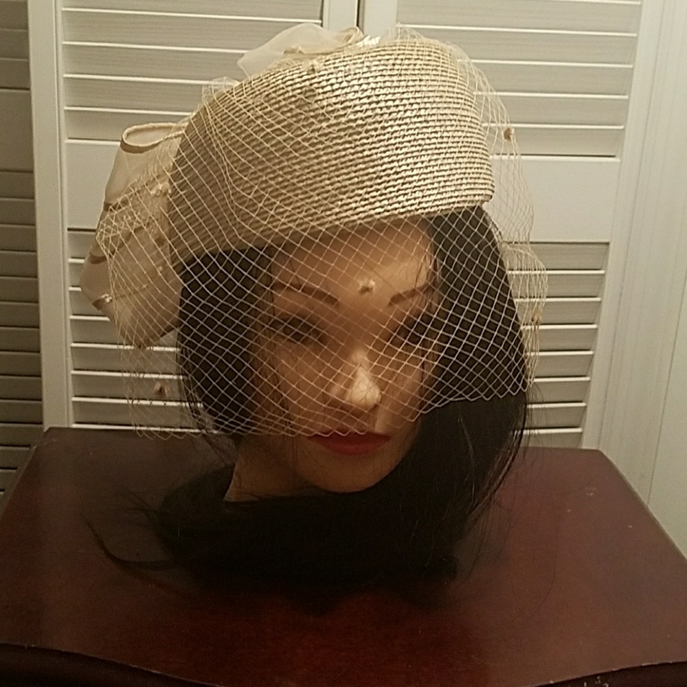 Exquisite Tan Hat with Lace Bow