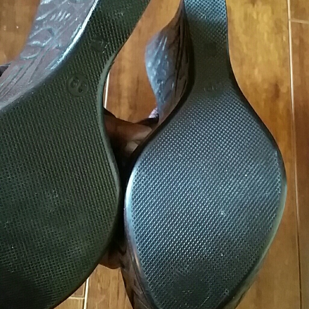 Shoes - Picture 5 of 6