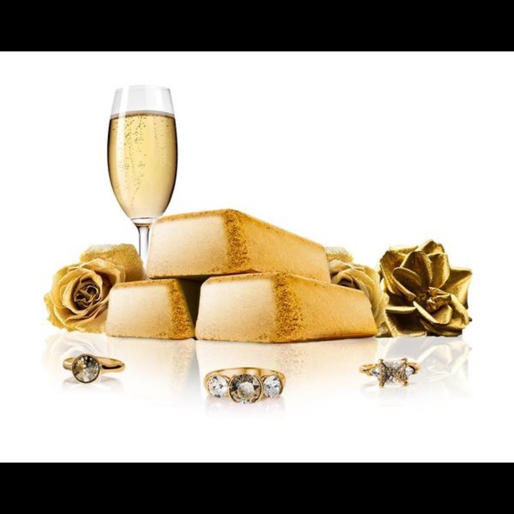 Liquid gold Bath Bomb Hidden Ring Size 6